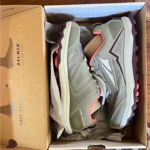 Altra Lone Peak 5 Olive and Coral Trail Shoes - size 8.5 - new in the box